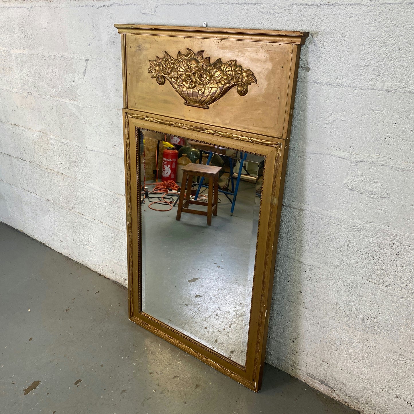 Grand miroir trumeau biseauté doré