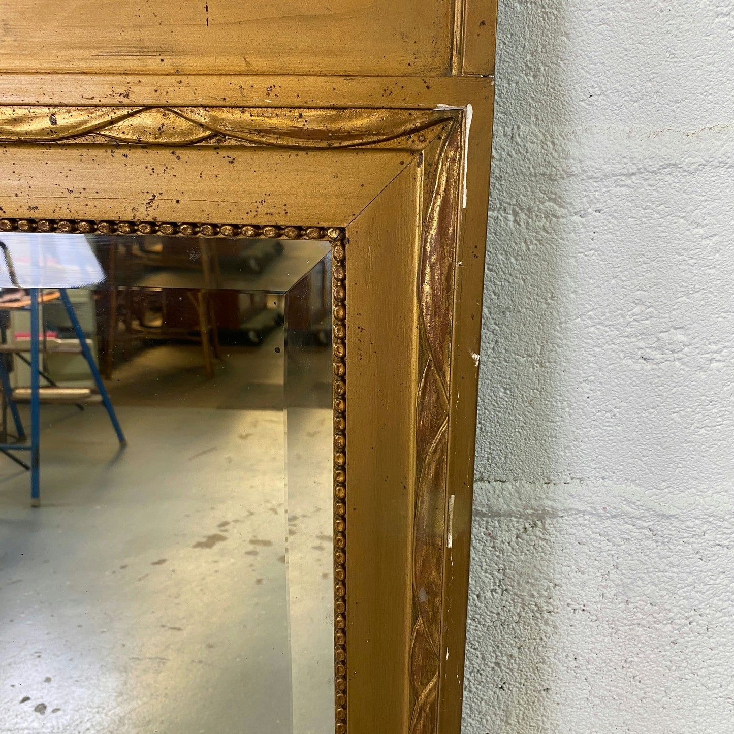 Grand miroir trumeau biseauté doré