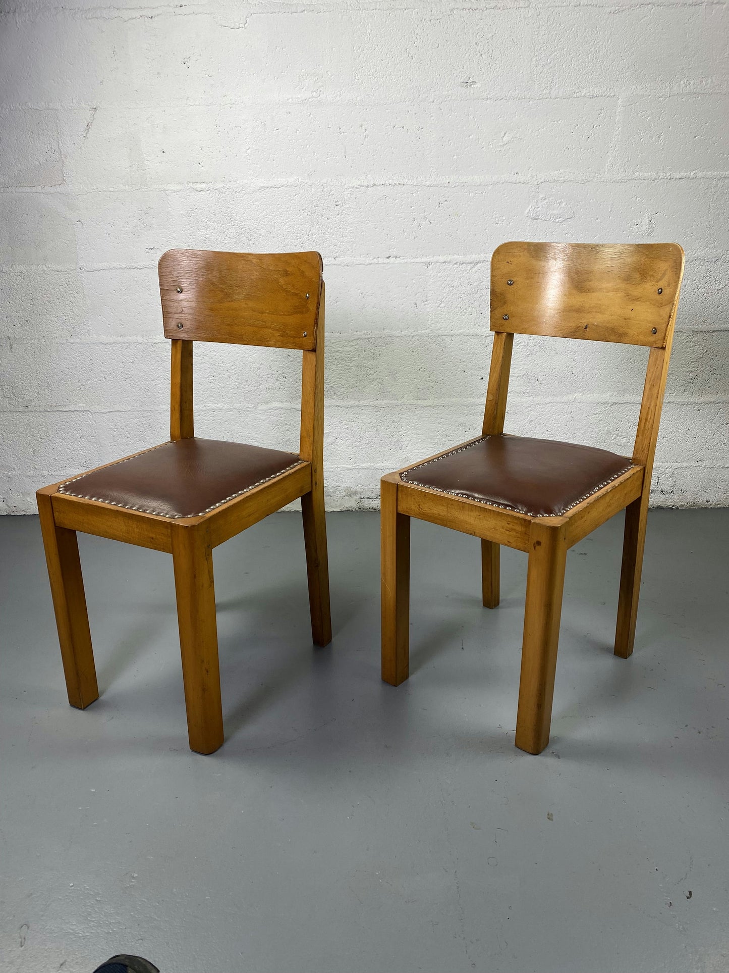 Paire de chaise en bois et cuir