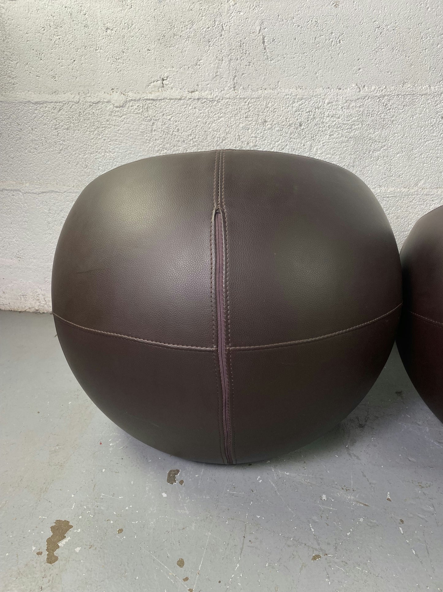 Ball Chair en cuir marron par Finn Stone
