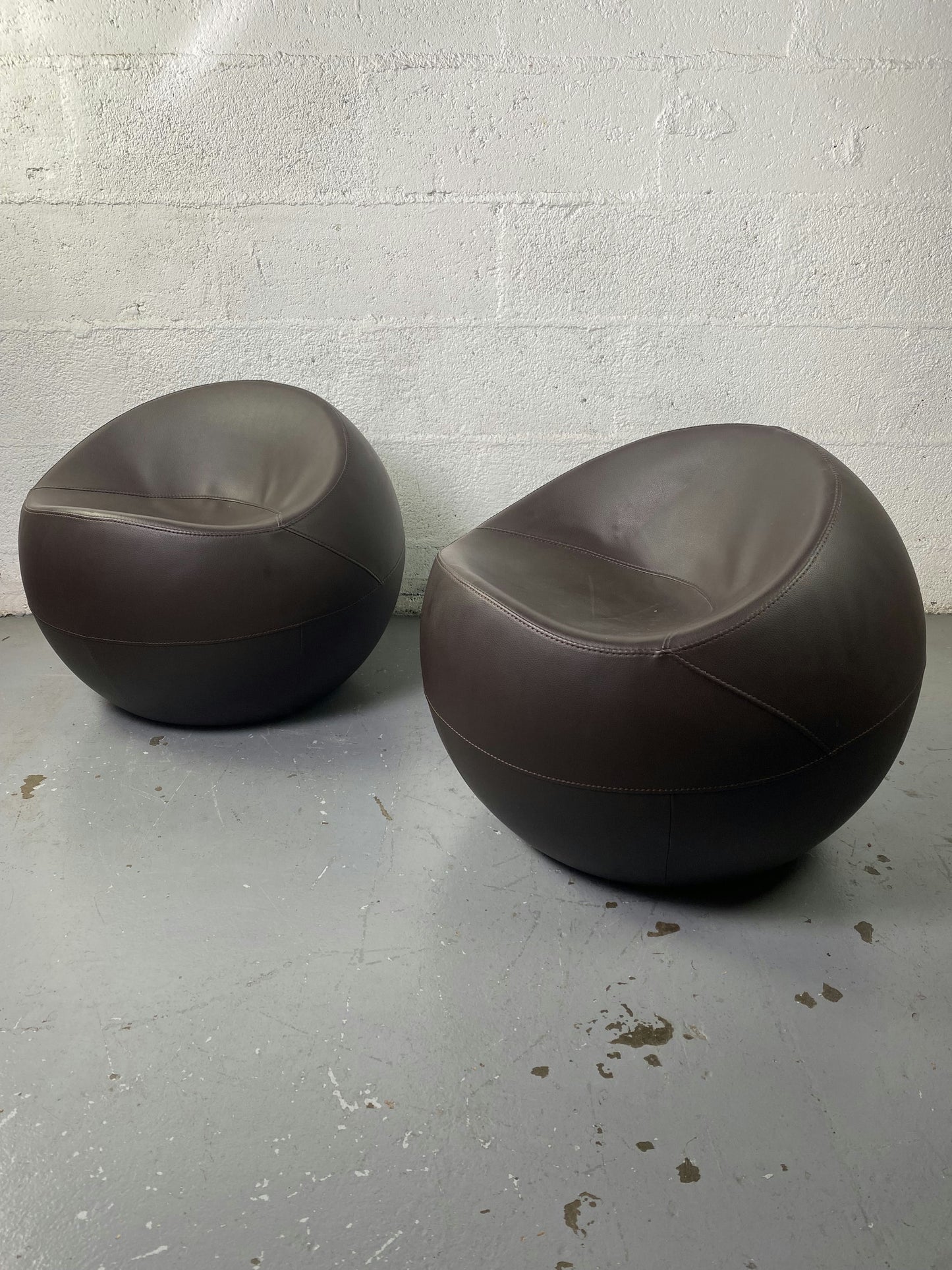 Ball Chair en cuir marron par Finn Stone