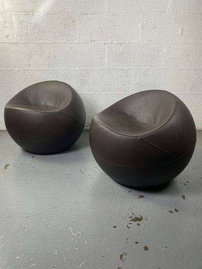 Ball Chair en cuir marron par Finn Stone