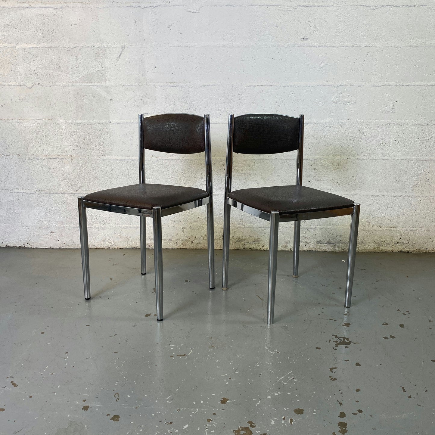 Paire de chaises en cuir et métal chromé Collomb Création