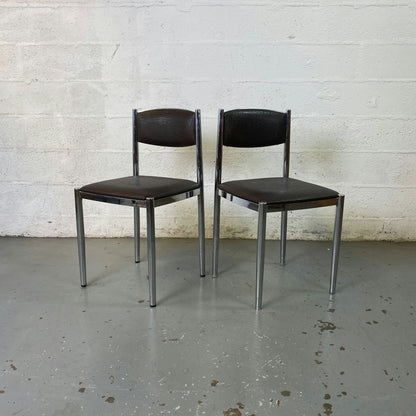 Paire de chaises en cuir et métal chromé Collomb Création