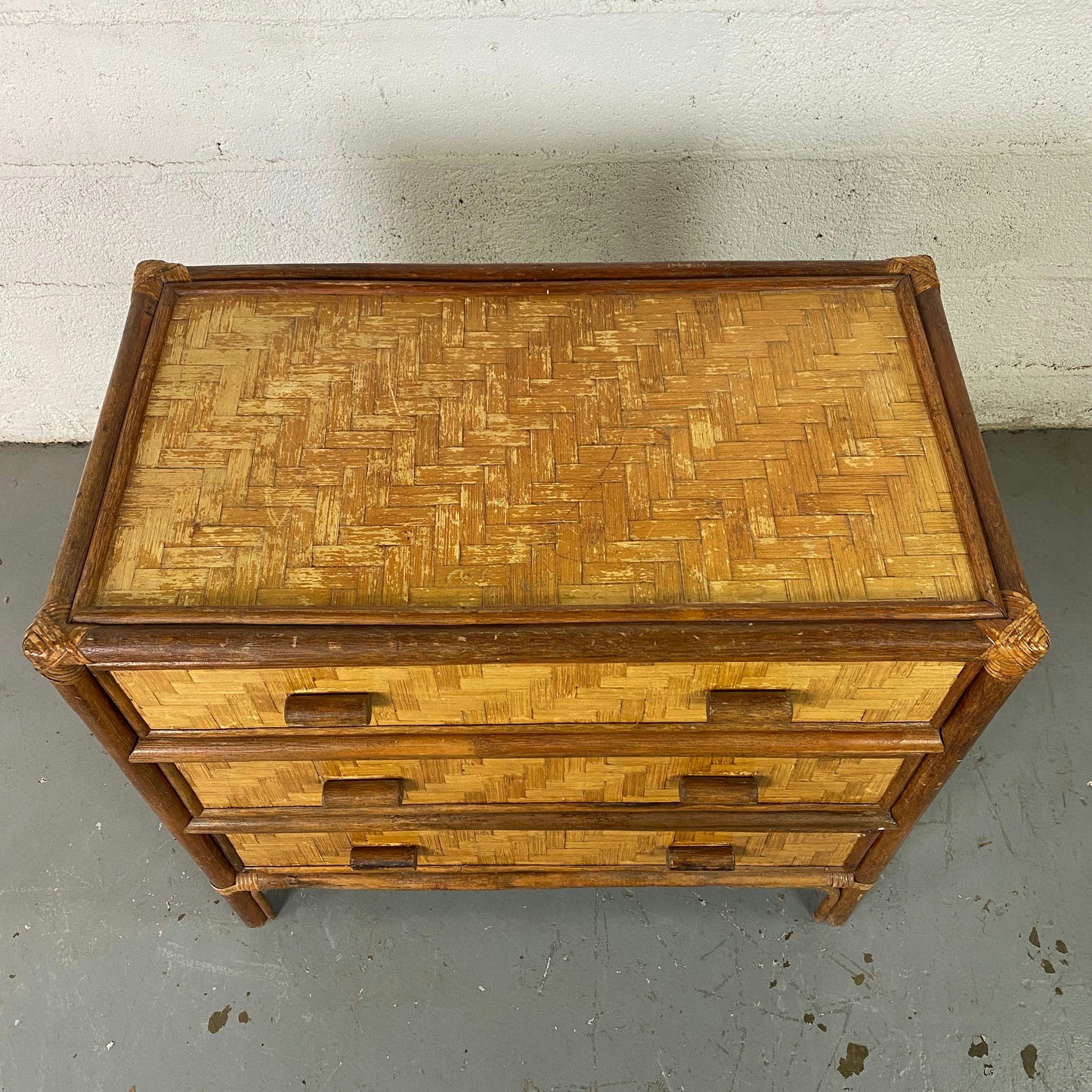 Commode en bois et rotin