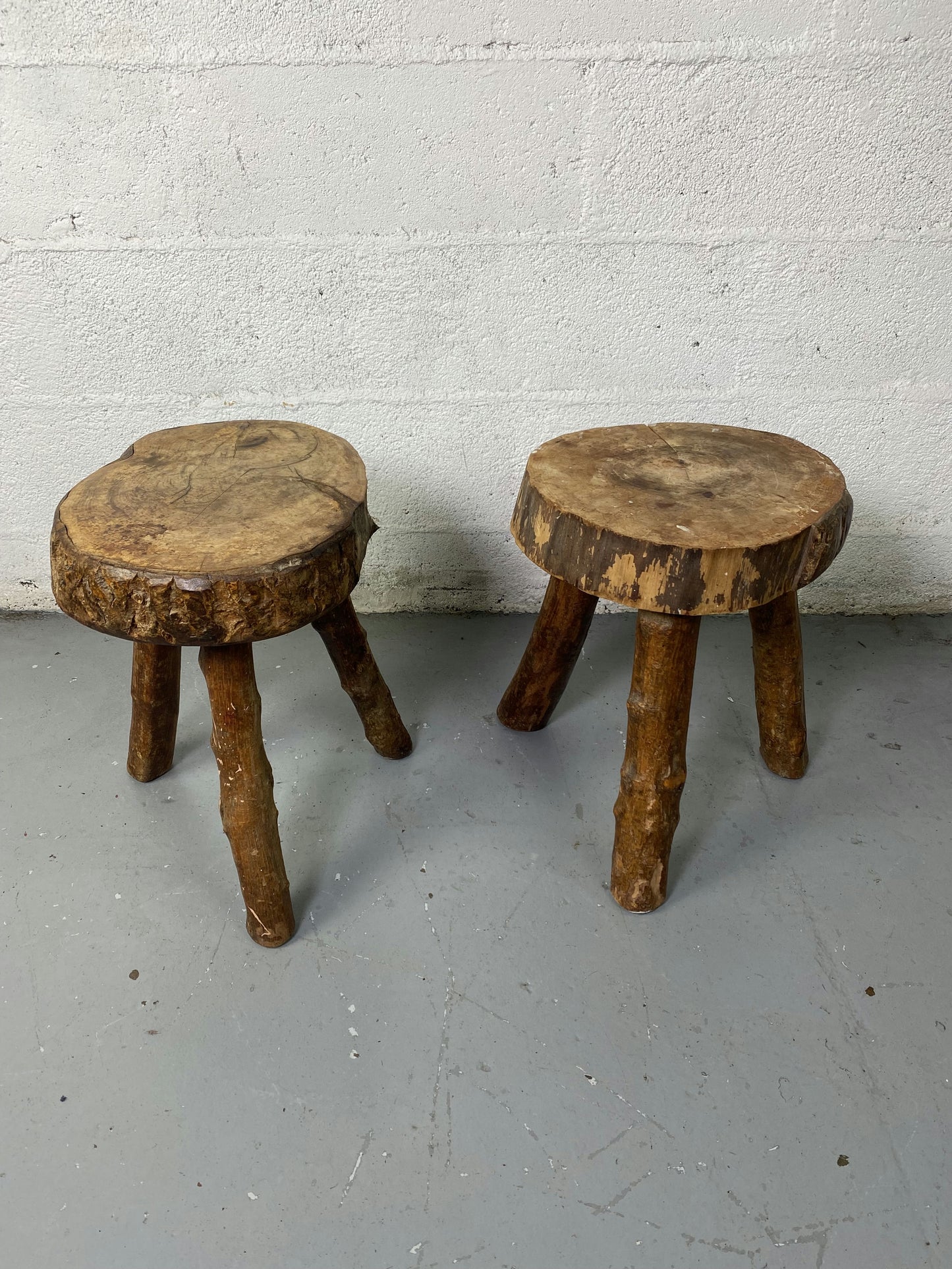 Paire de tabouret tripode  en bois brut