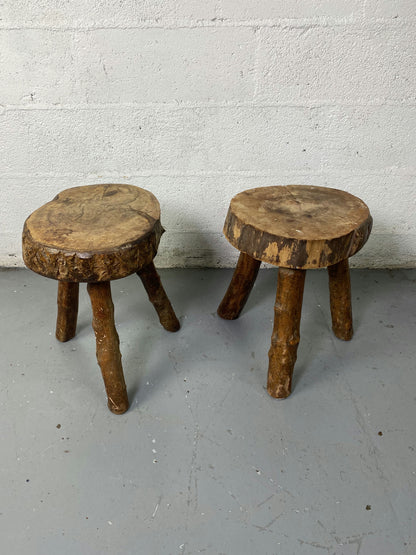 Paire de tabouret tripode  en bois brut