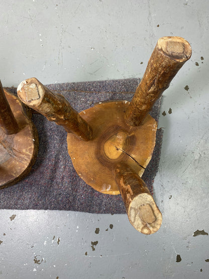 Paire de tabouret tripode  en bois brut