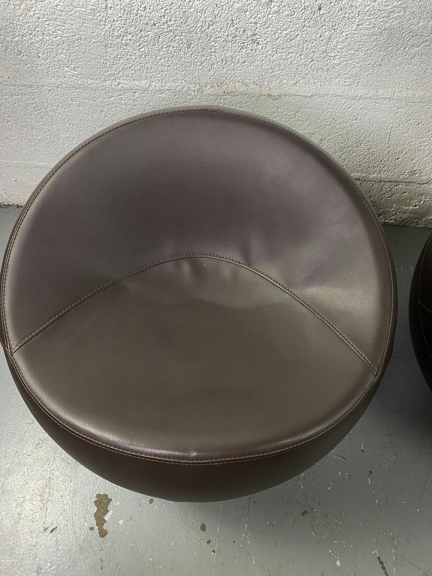 Ball Chair en cuir marron par Finn Stone