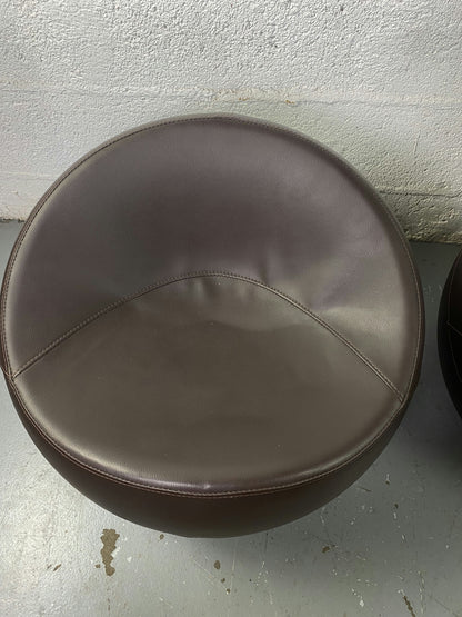 Ball Chair en cuir marron par Finn Stone