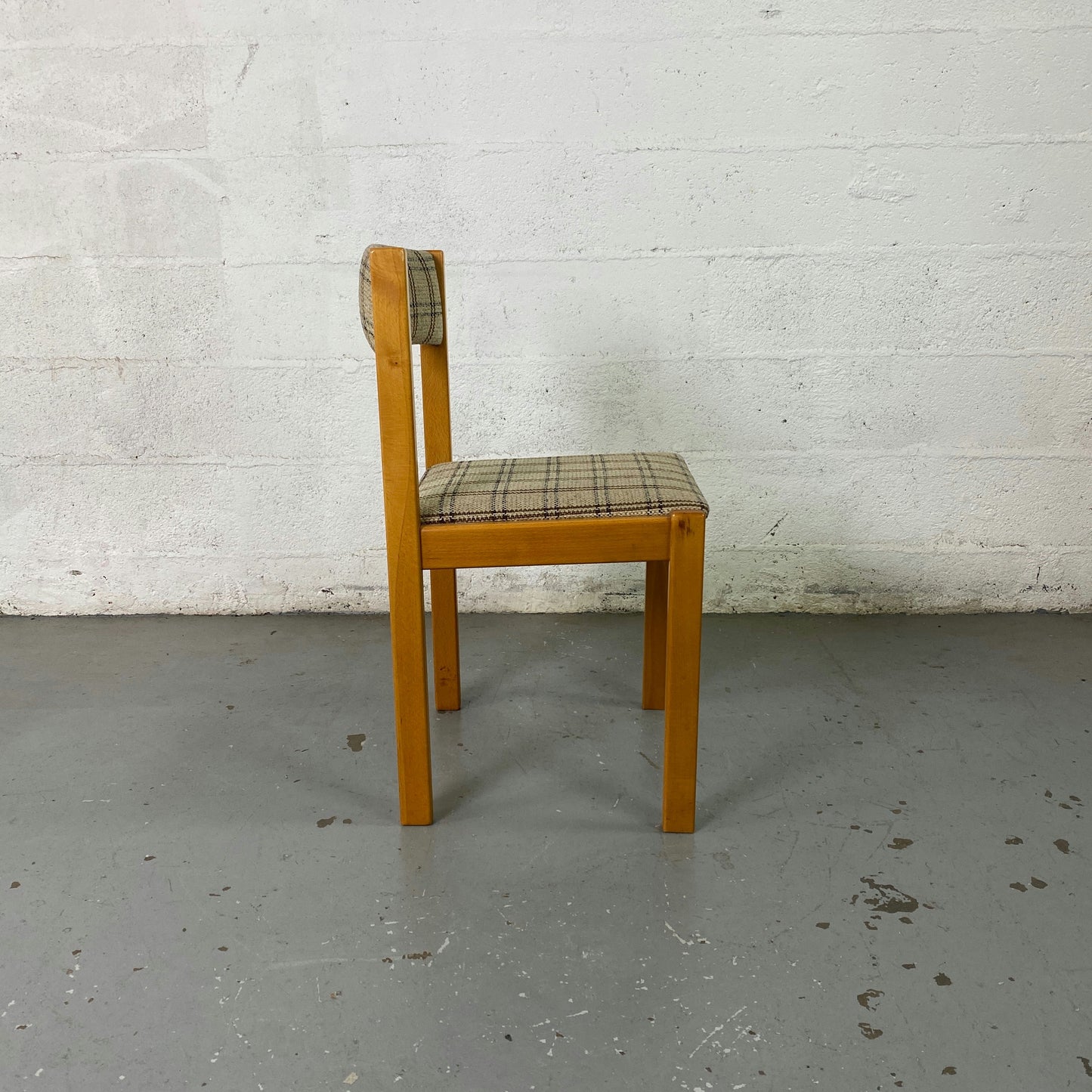 Chaise vintage quadrillée