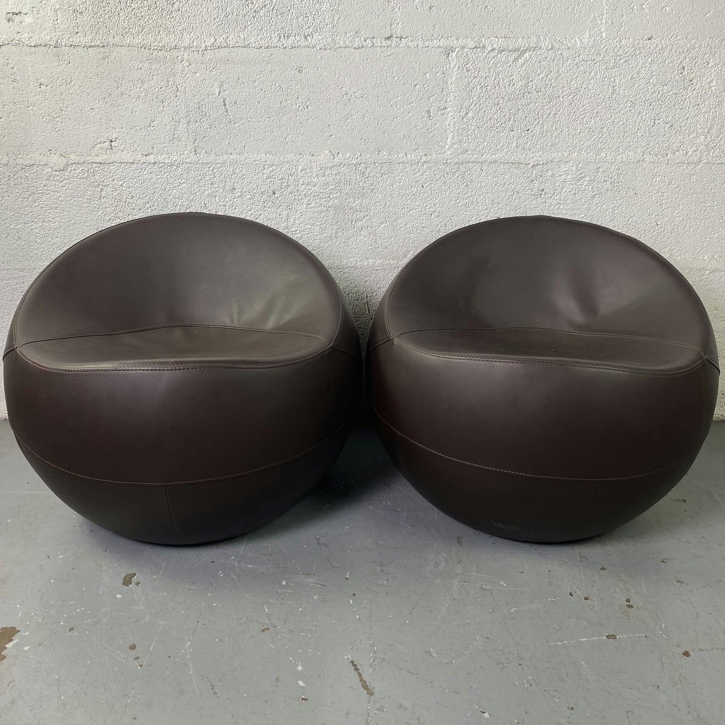 Ball Chair en cuir marron par Finn Stone