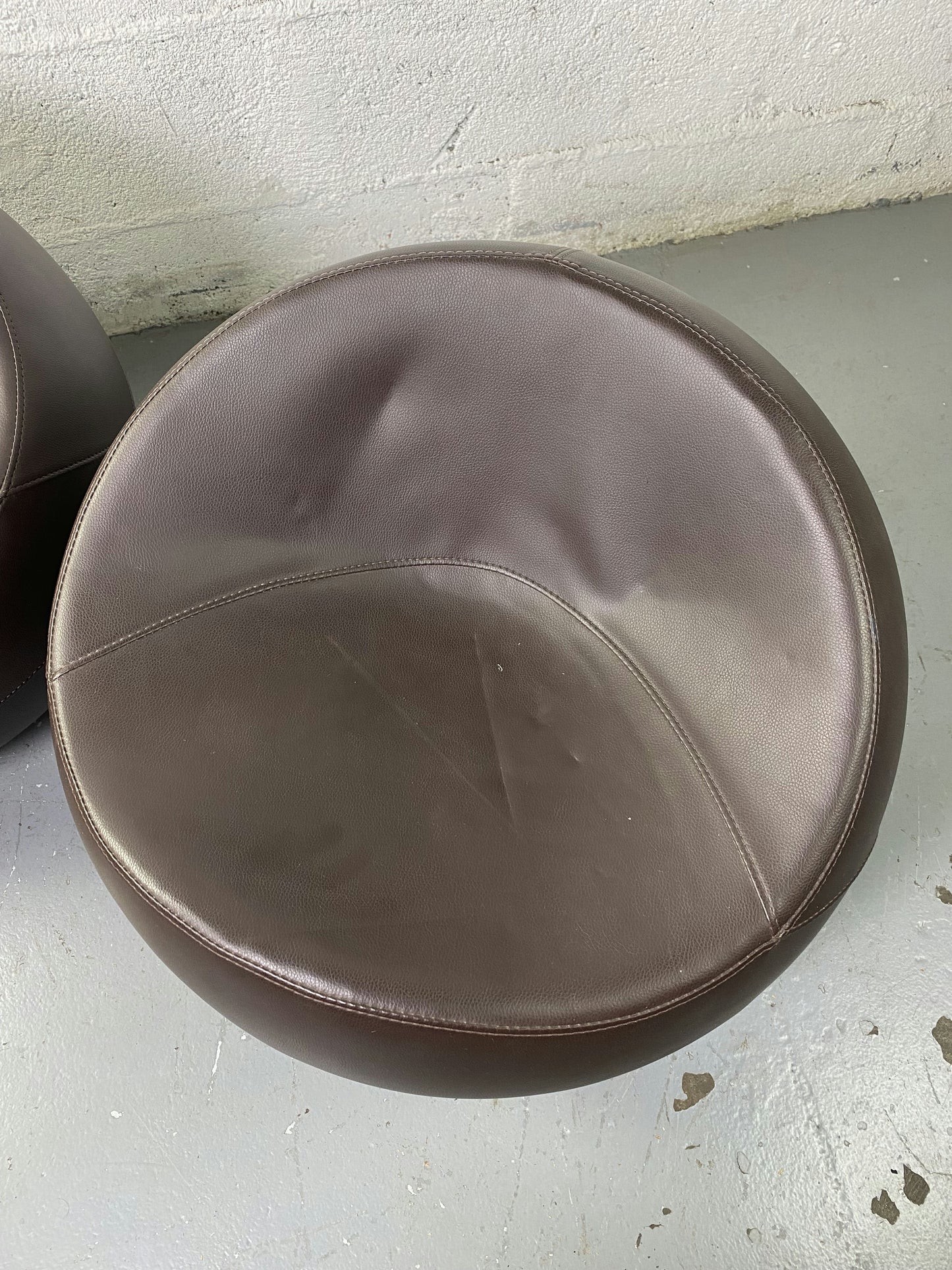 Ball Chair en cuir marron par Finn Stone