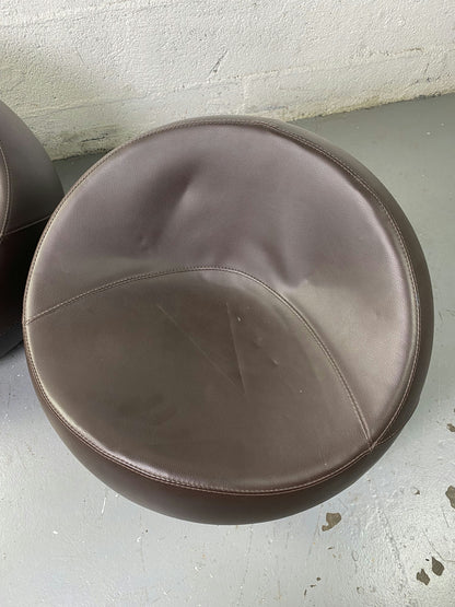 Ball Chair en cuir marron par Finn Stone