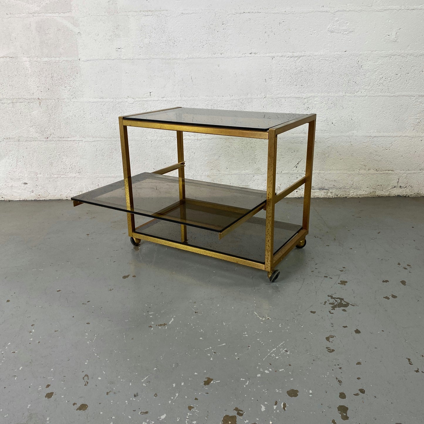 Étagère à roulettes et plateaux en verre