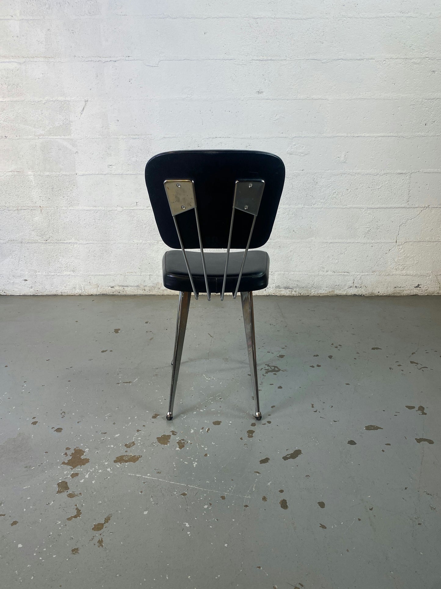 Chaise skaï noire année 60