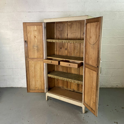Armoire parisienne patinée