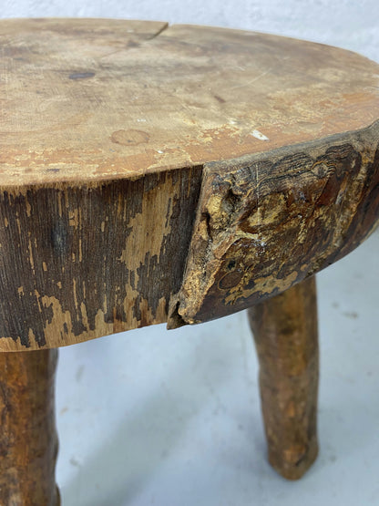 Paire de tabouret tripode  en bois brut