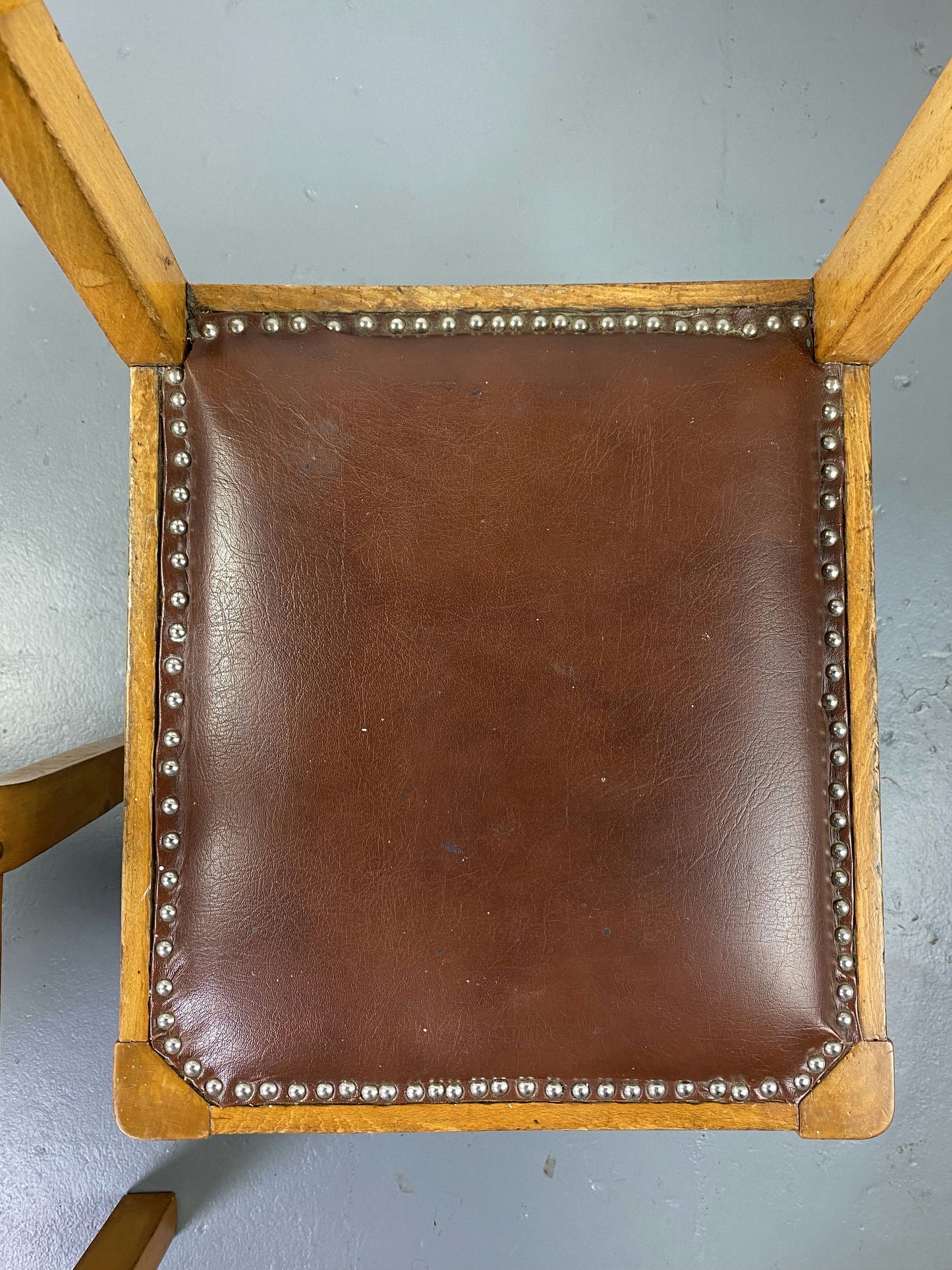 Paire de chaise en bois et cuir