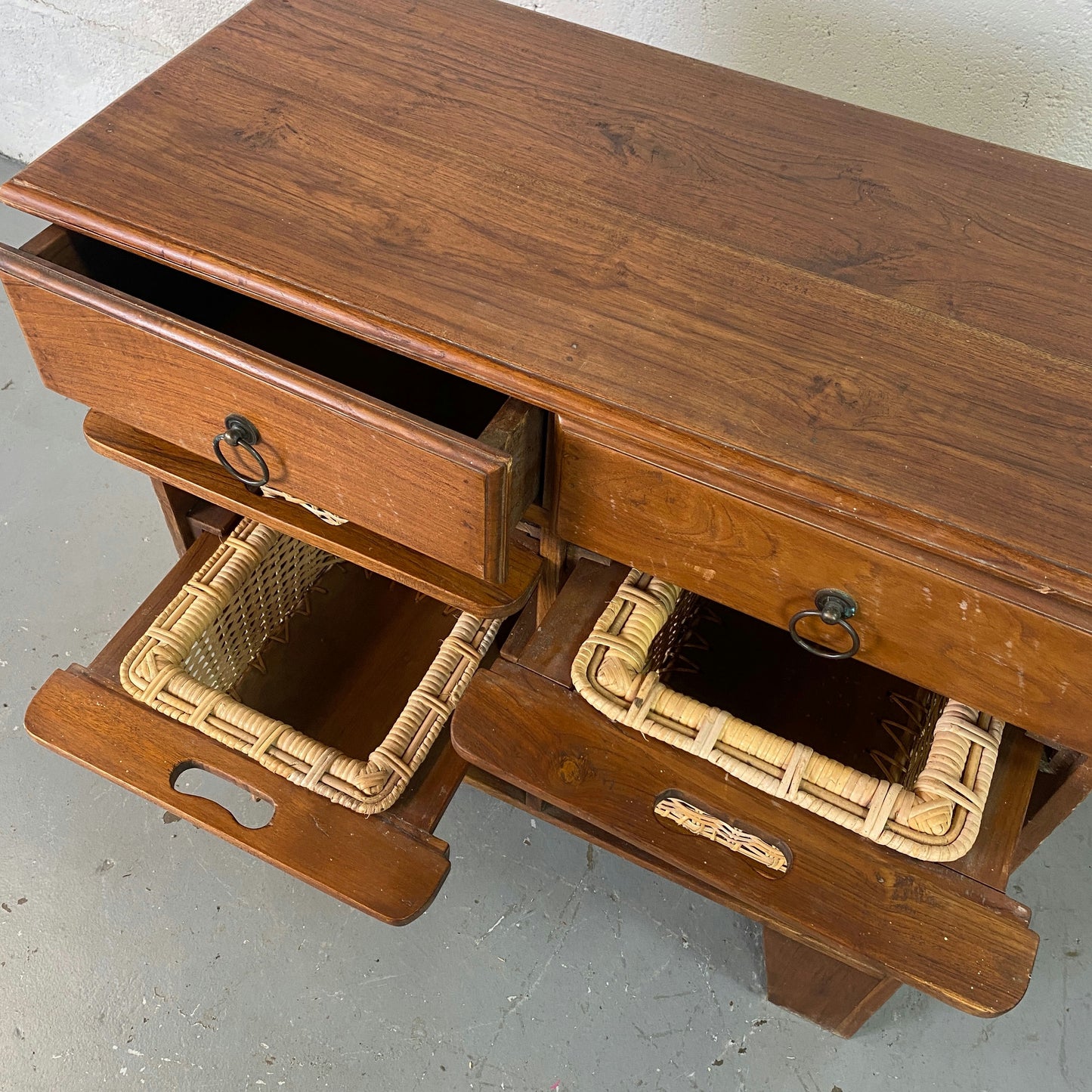 Commode bois exotique avec paniers osier