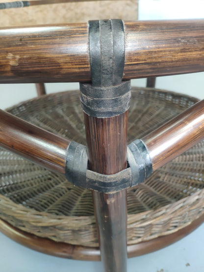 Table basse vintage en rotin avec le plateau en verre fumé et étagère panier en rotin.