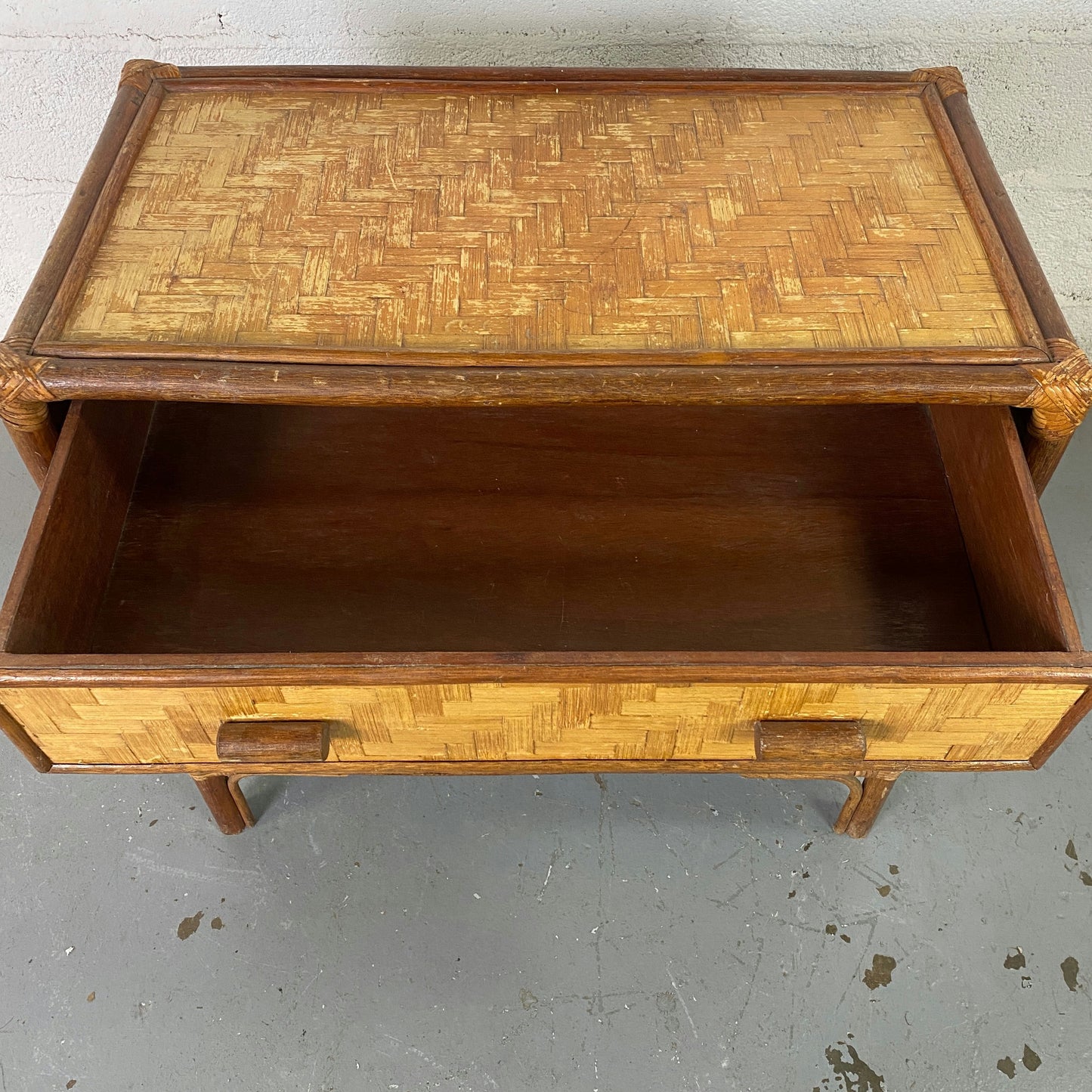 Commode en bois et rotin