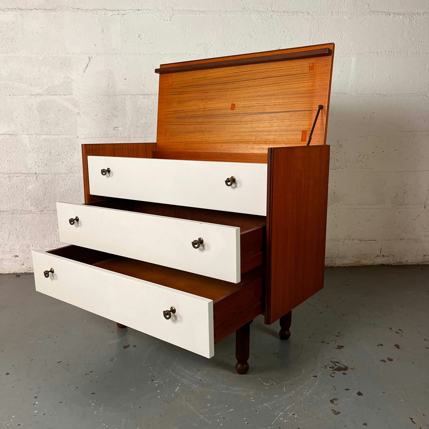 Commode en teck et formica blanc