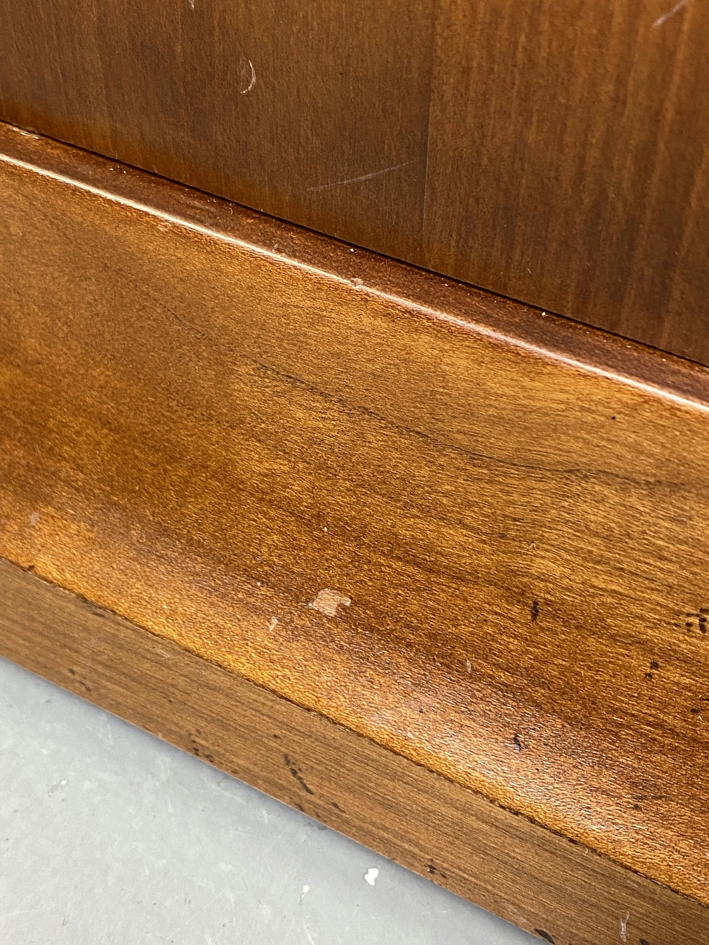 Porte revue en bois et cuir