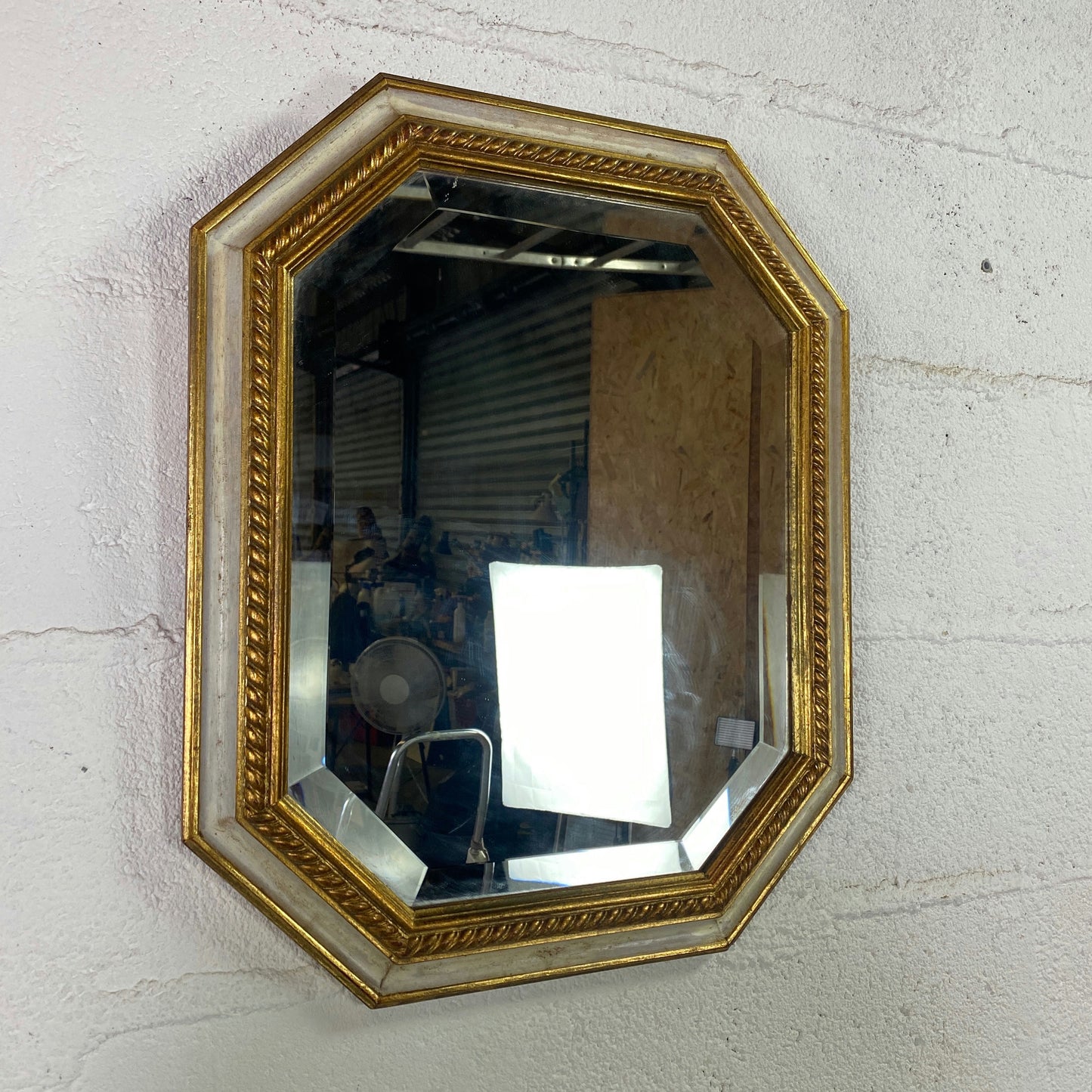 Miroir biseauté octogonale en bois mouluré peint