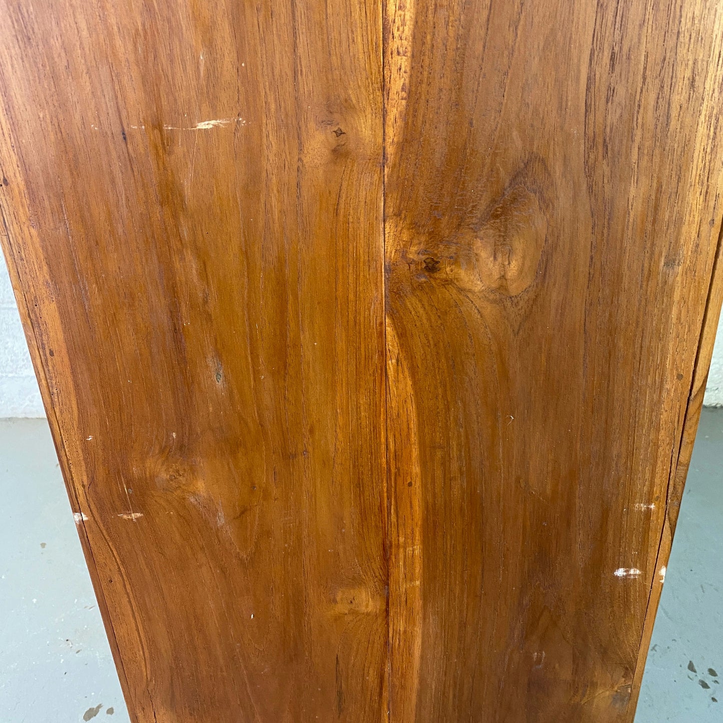 Chiffonnier en bois avec panier