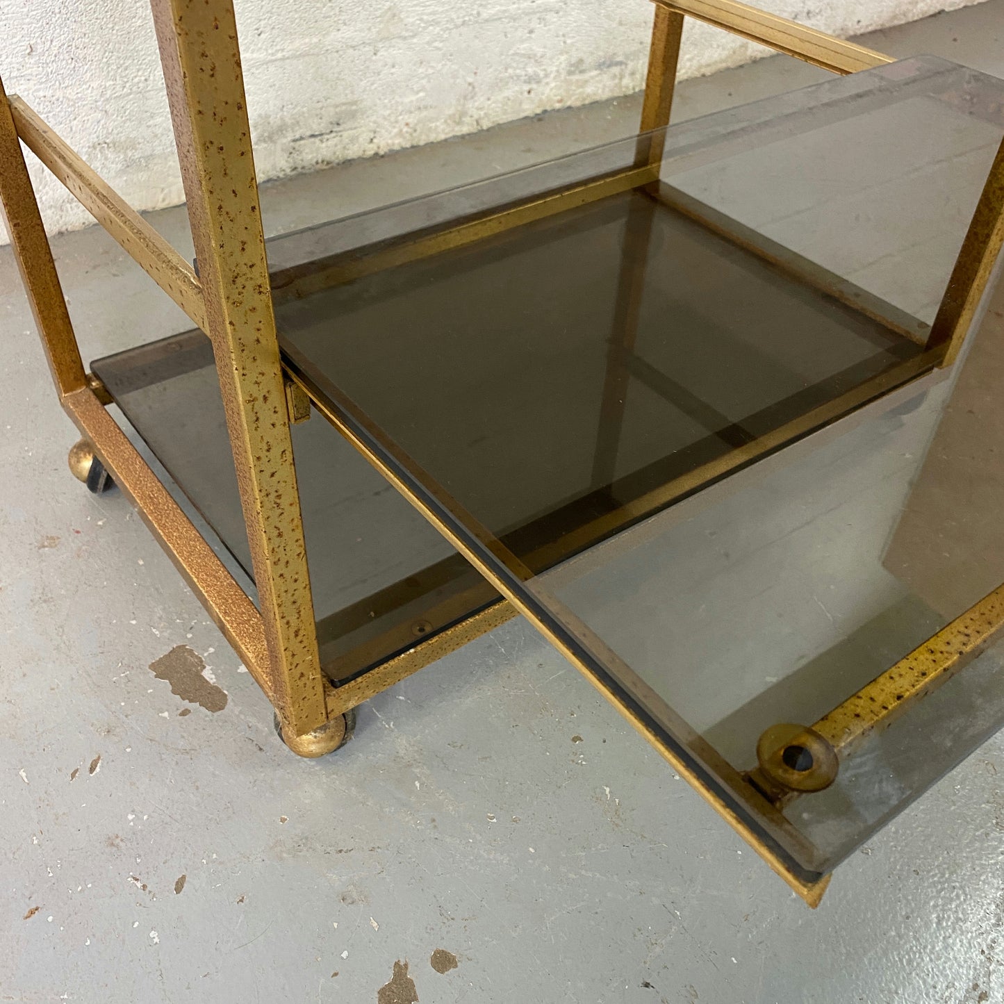 Étagère à roulettes et plateaux en verre