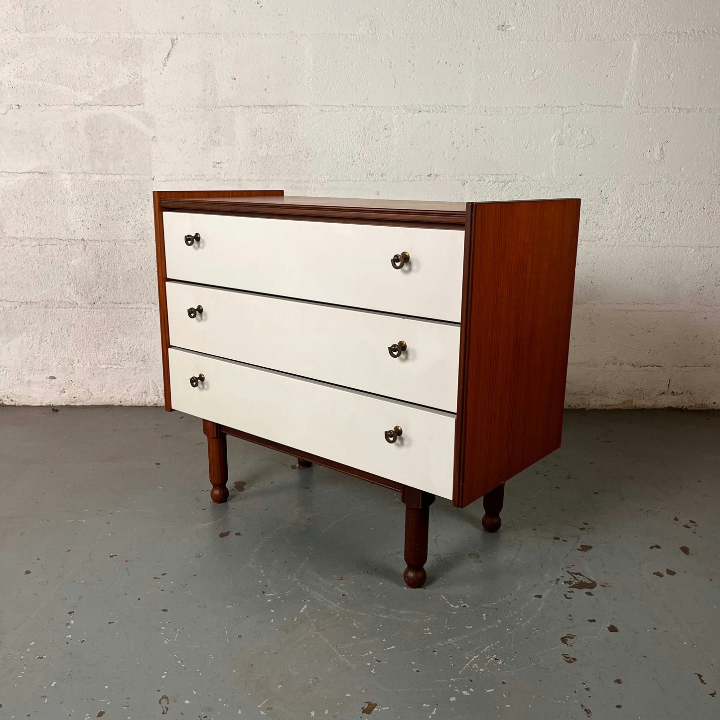 Commode en teck et formica blanc