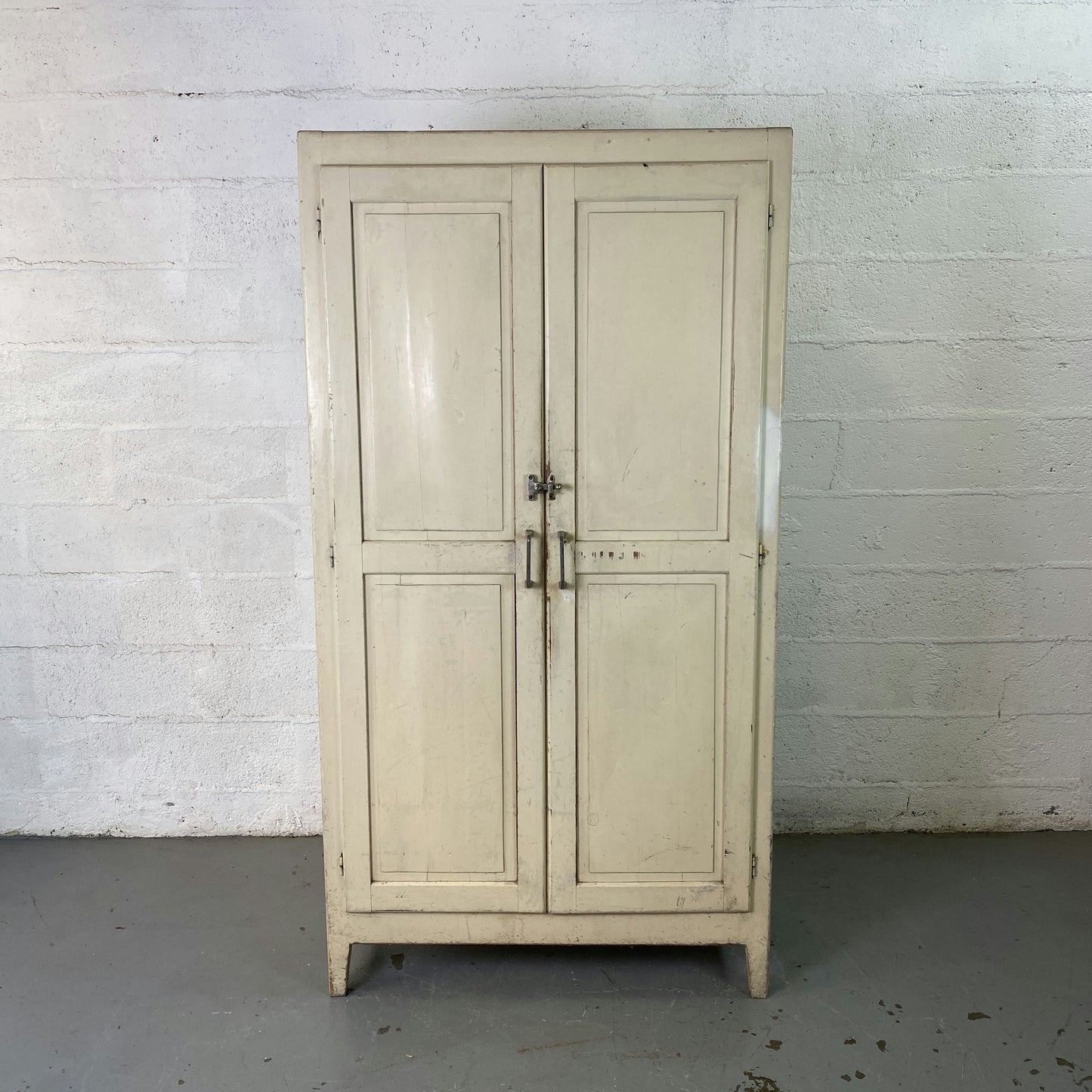 Armoire parisienne patinée