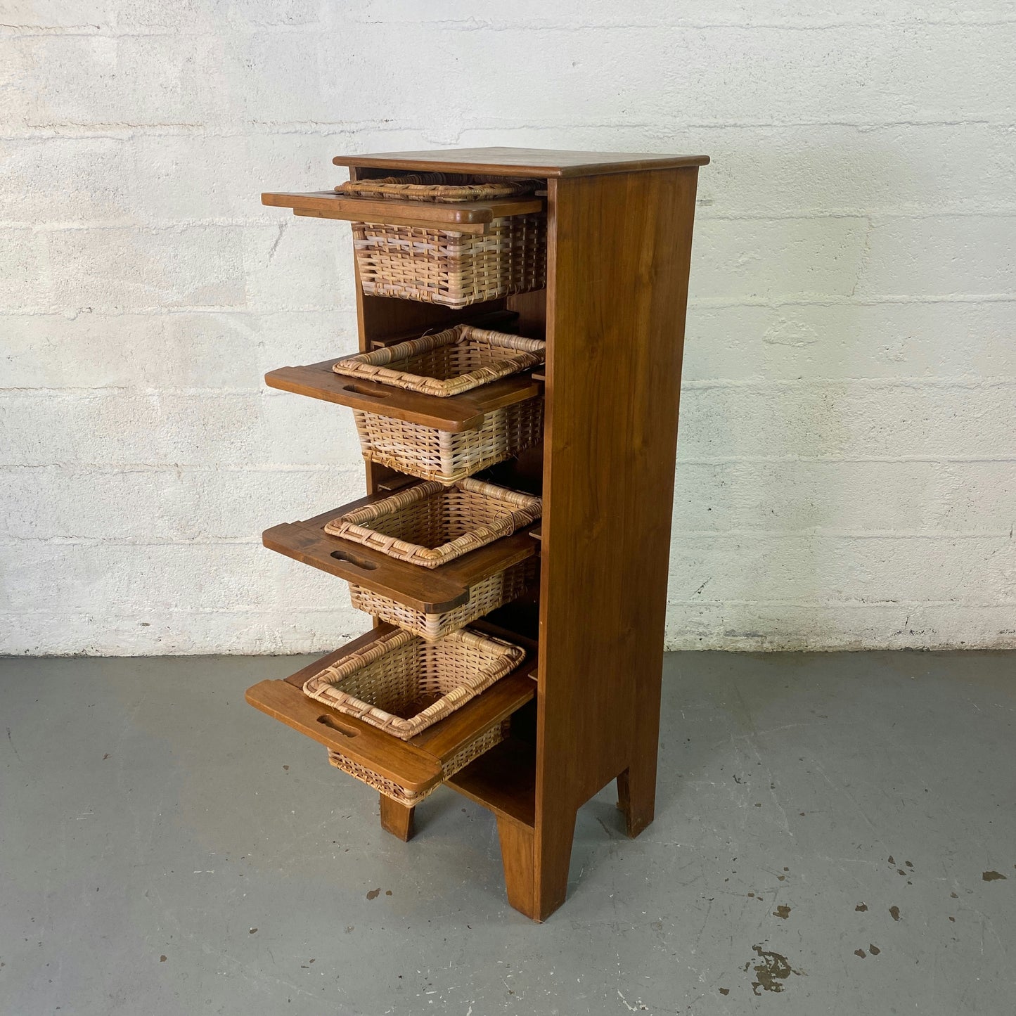 Chiffonnier en bois avec panier
