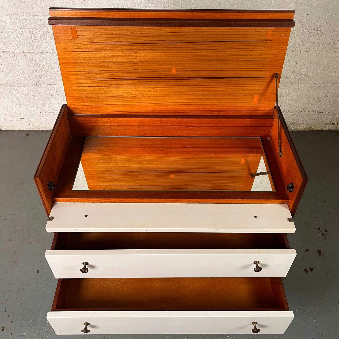 Commode en teck et formica blanc