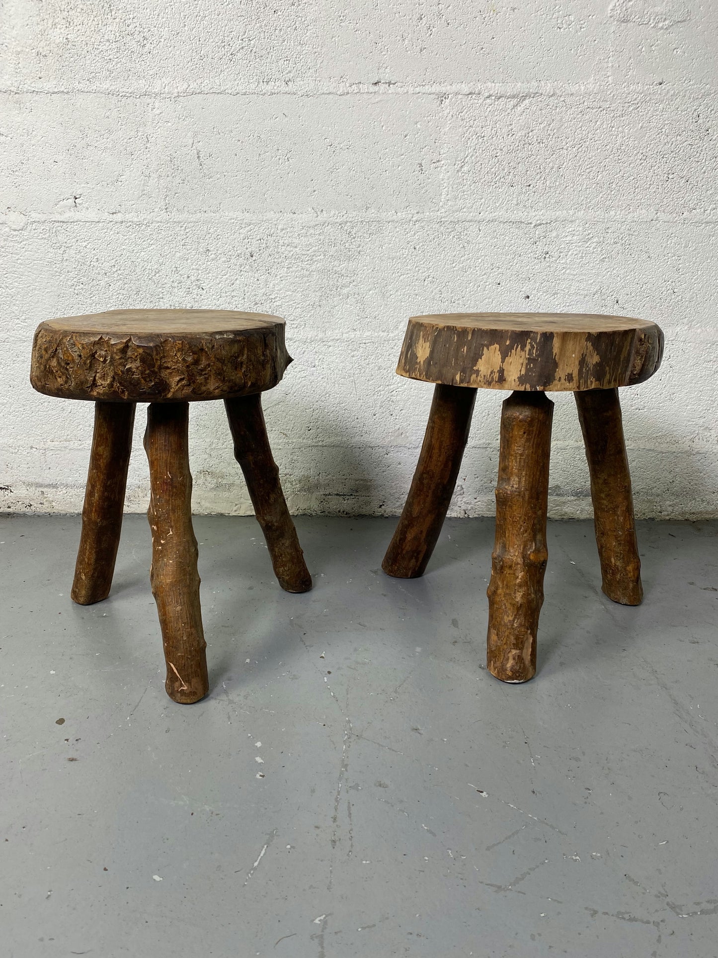 Paire de tabouret tripode  en bois brut