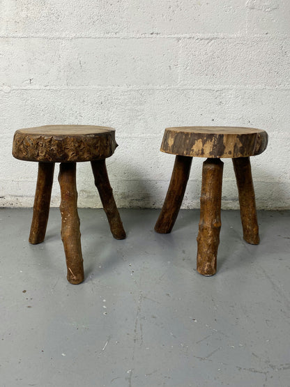 Paire de tabouret tripode  en bois brut