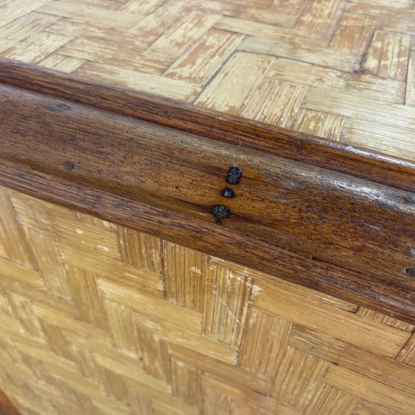 Commode en bois et rotin