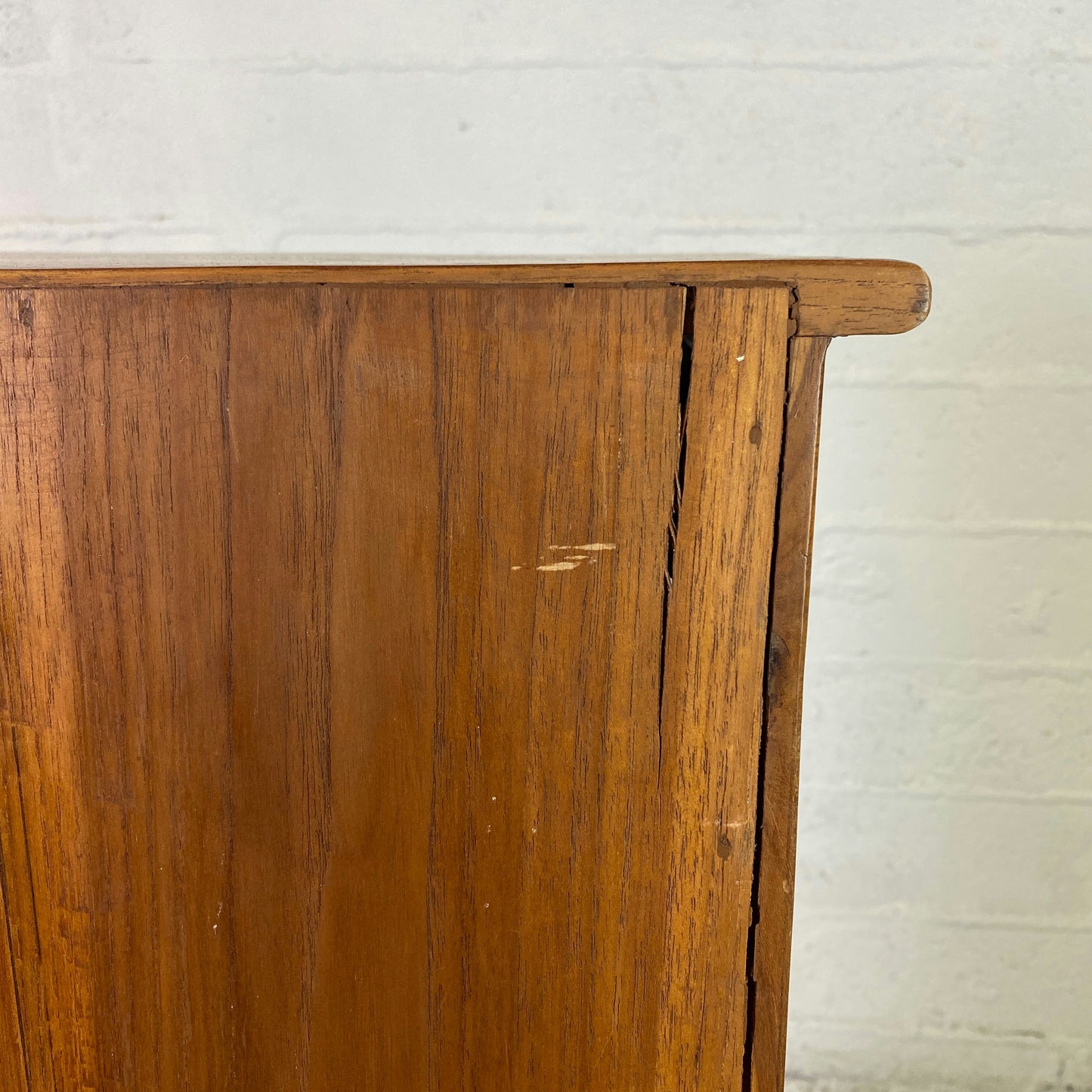 Chiffonnier en bois avec panier