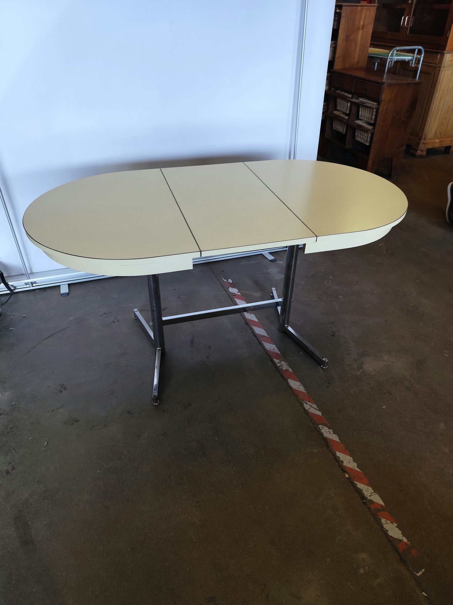 Table ovale formica jaune esprit 70
