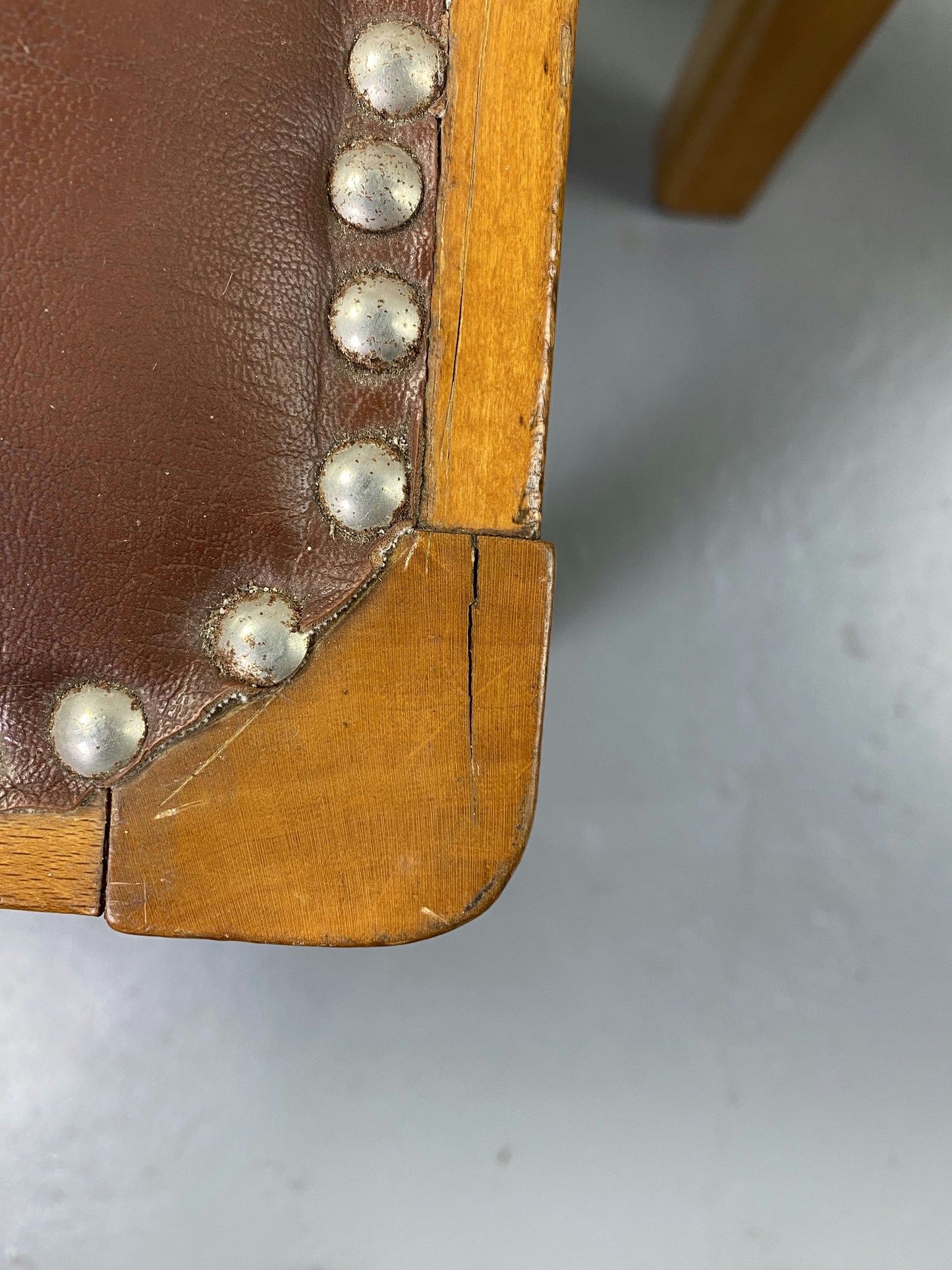 Paire de chaise en bois et cuir