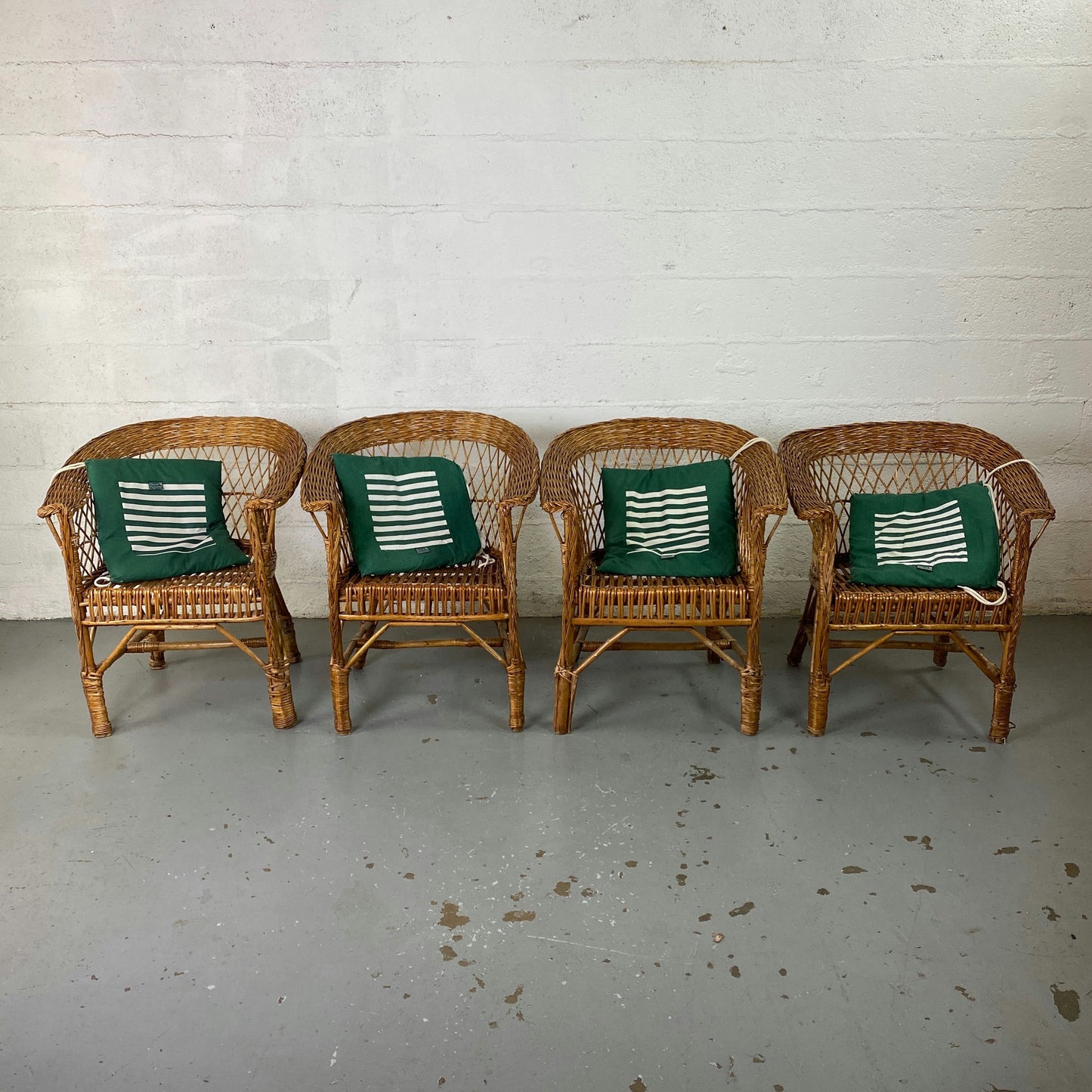 Lot de 4 fauteuils en rotin tressé