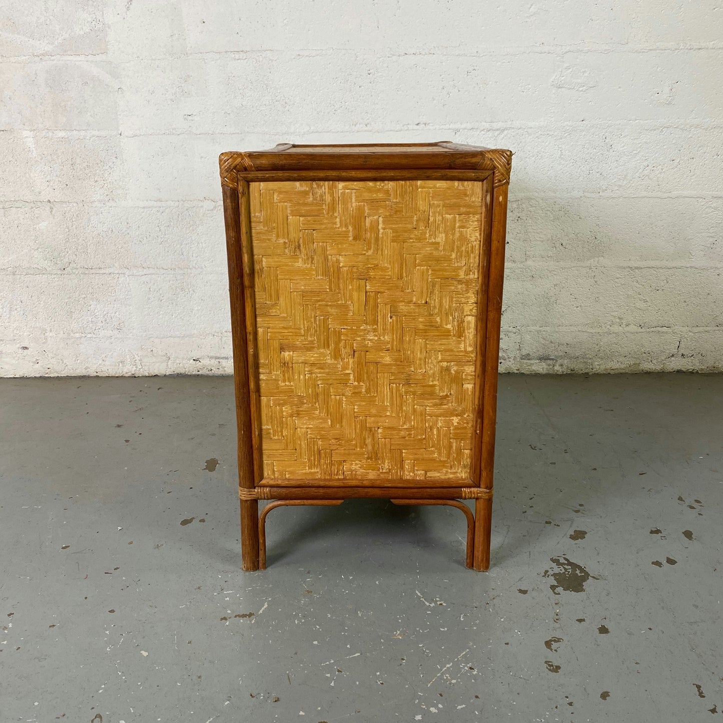 Commode en bois et rotin