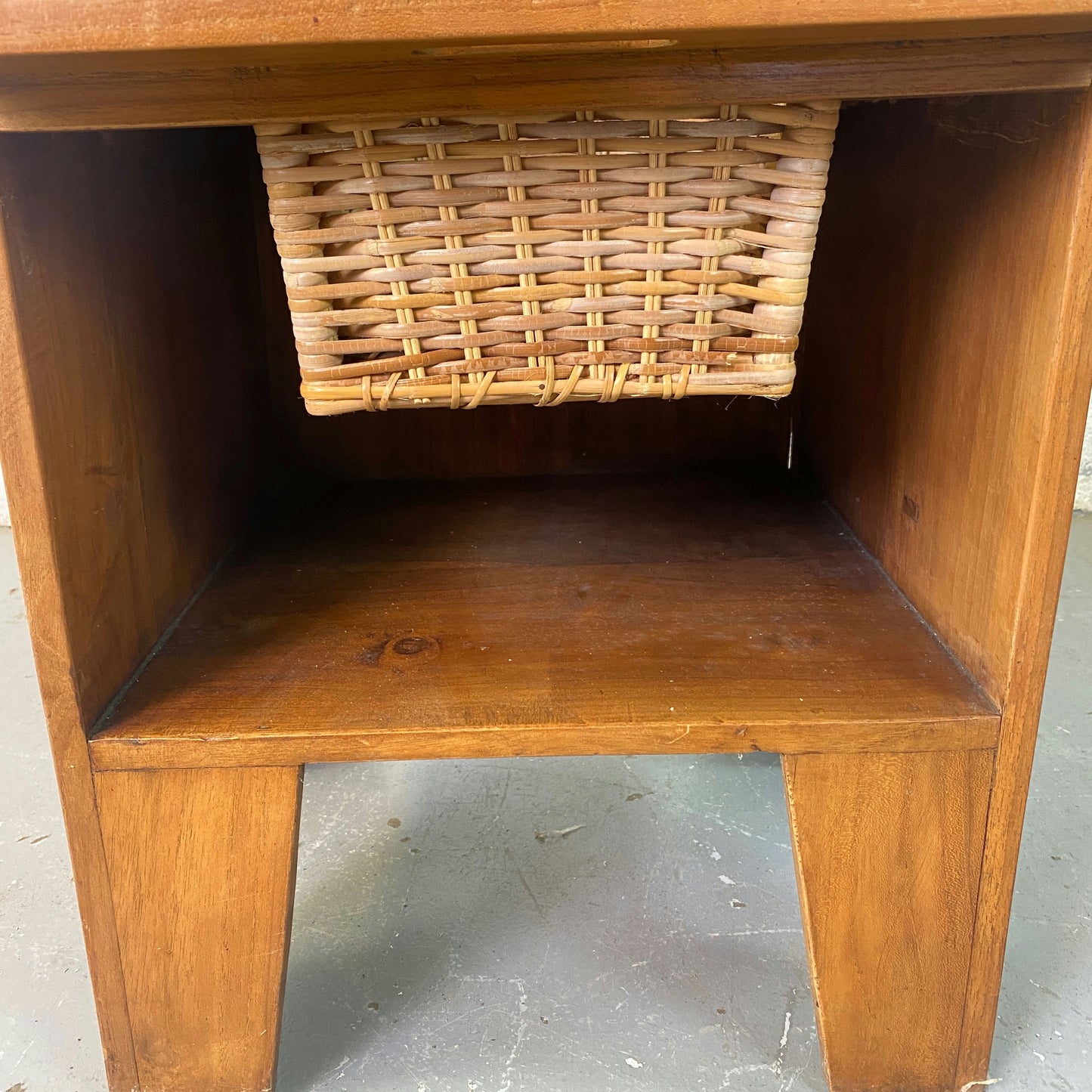 Chiffonnier en bois avec panier