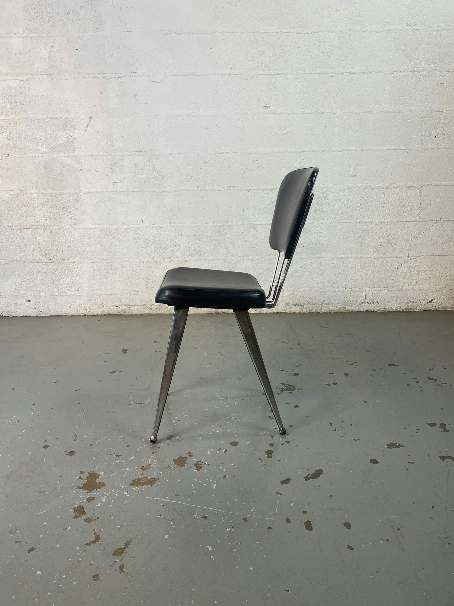 Chaise skaï noire année 60