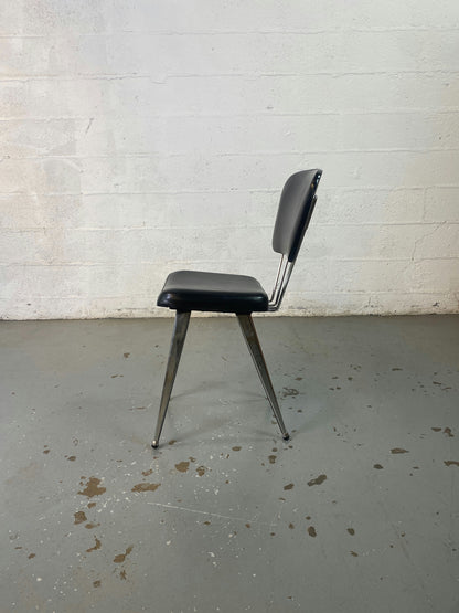 Chaise skaï noire année 60