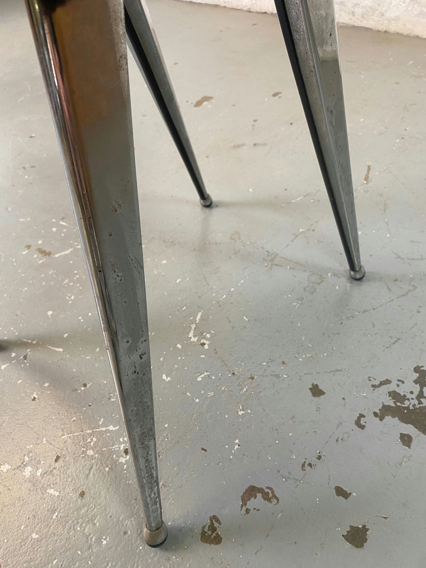 Chaise skaï noire année 60
