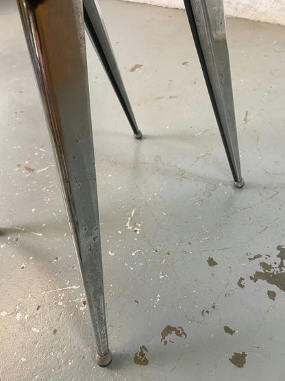 Chaise skaï noire année 60
