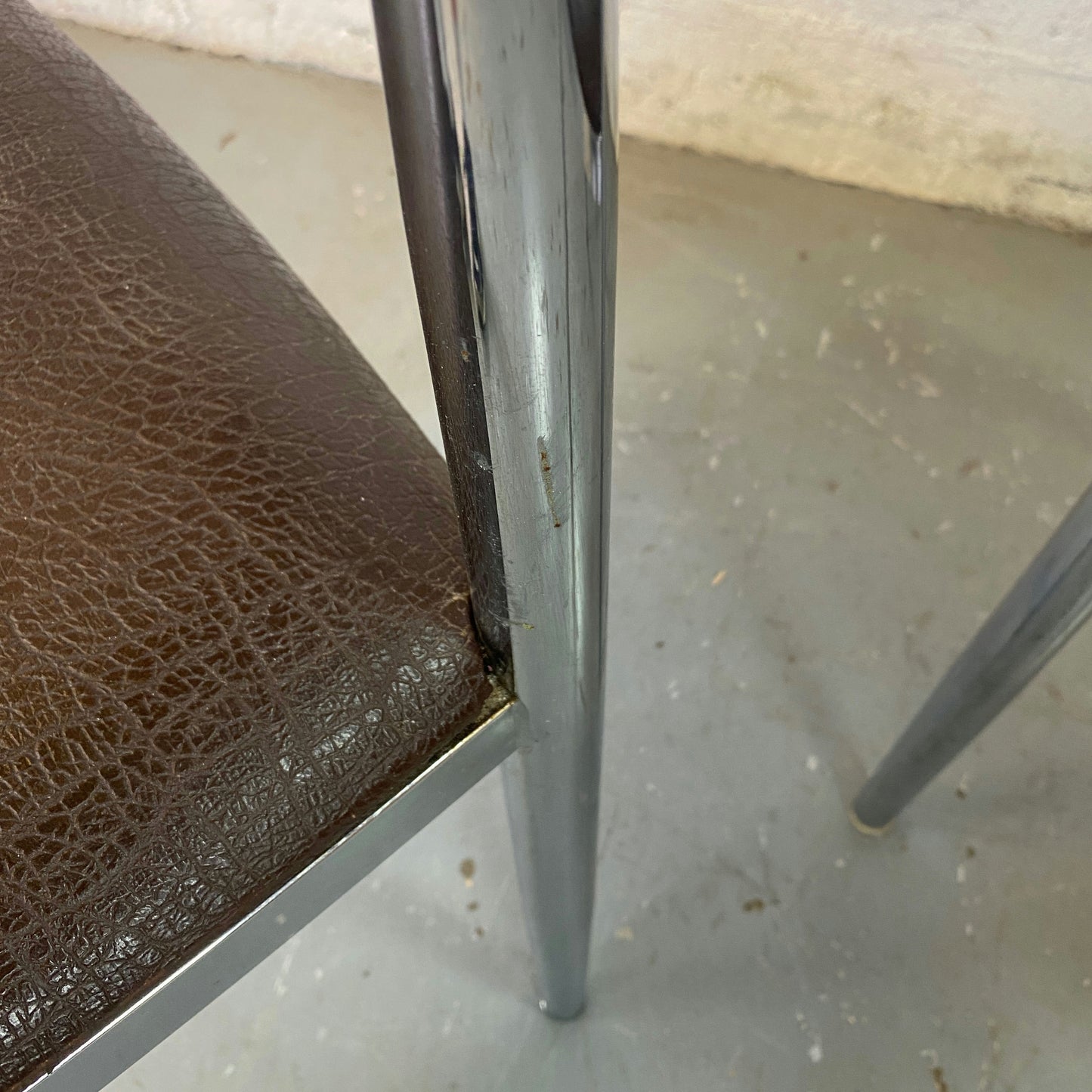Paire de chaises en cuir et métal chromé Collomb Création
