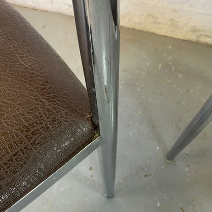 Paire de chaises en cuir et métal chromé Collomb Création